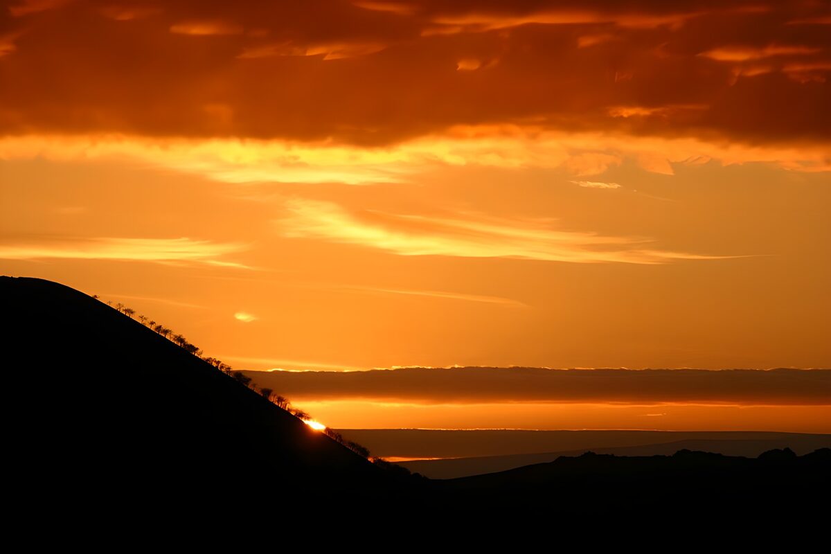 Prachtige zonsondergang boven de heuvels