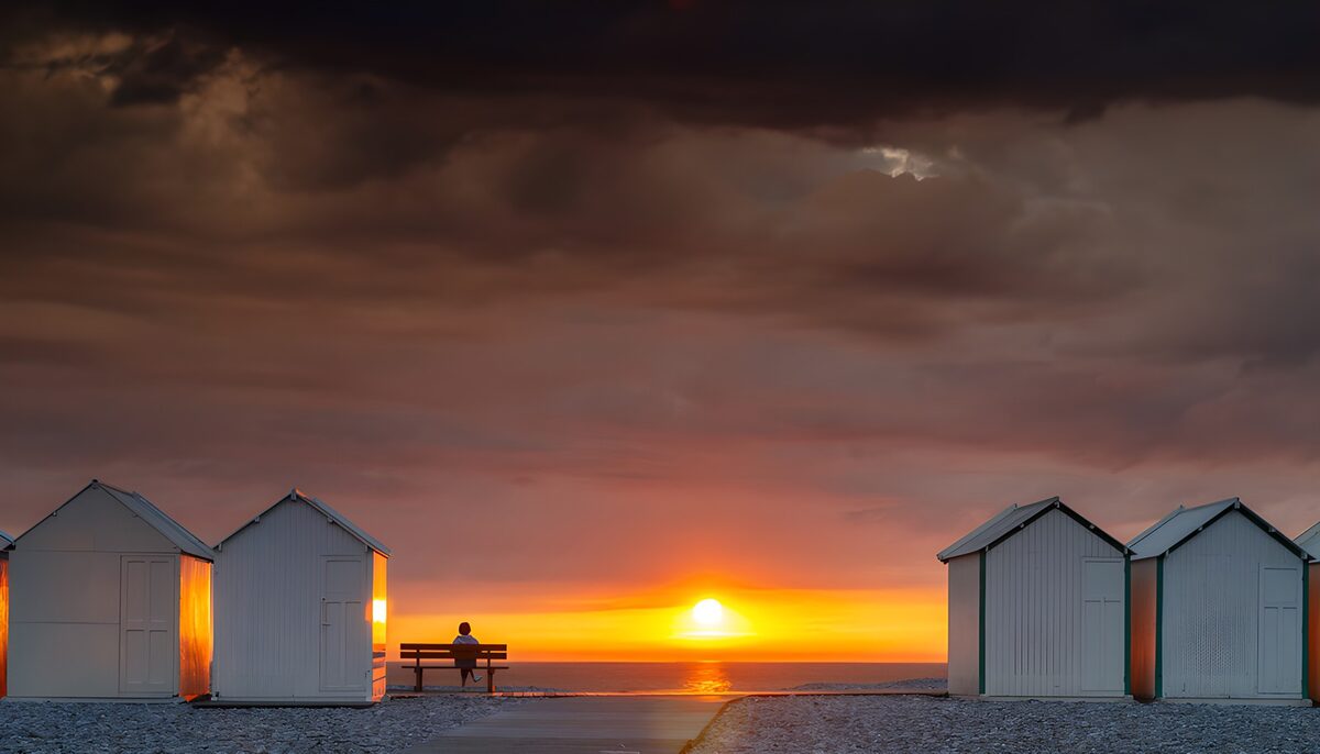 Rustige zonsondergang bij de zee