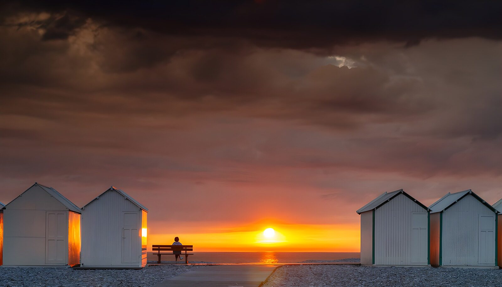 CW8271330: Rustige zonsondergang bij de zee