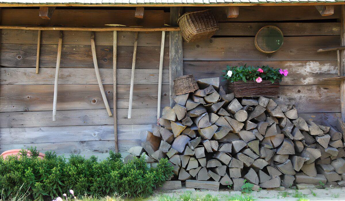 Houtstapel bij een houten schuur