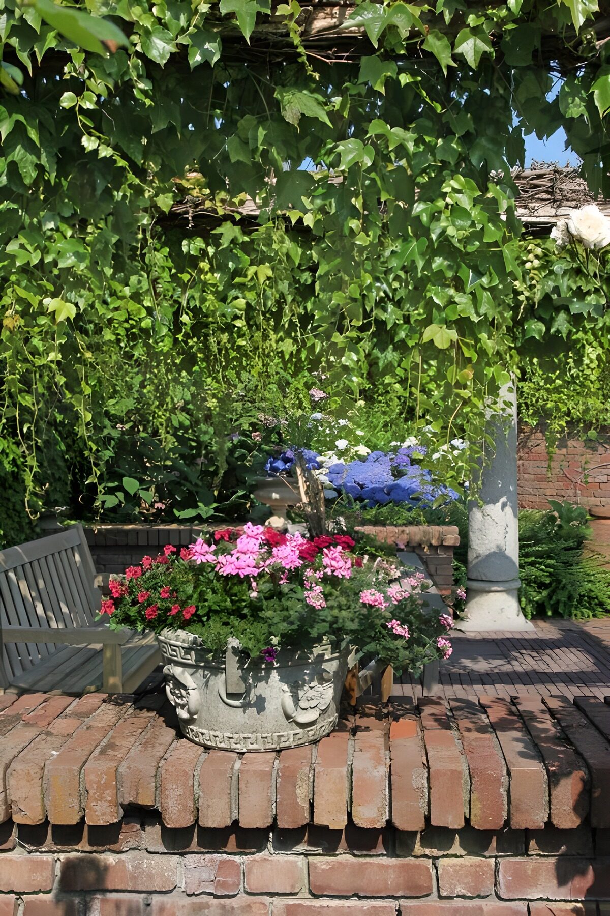 Bloemrijke tuin met zittende hoek