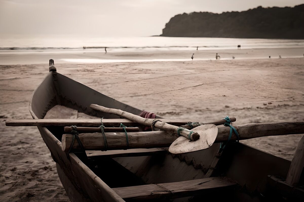 Stilte op het strand met een oude boot