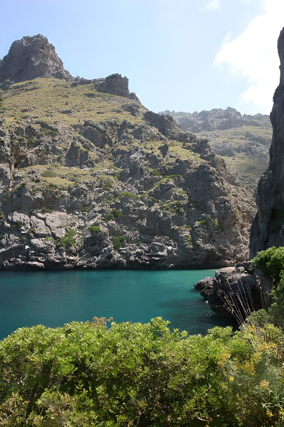 CW7531764: Prachtige baai omringd door bergen