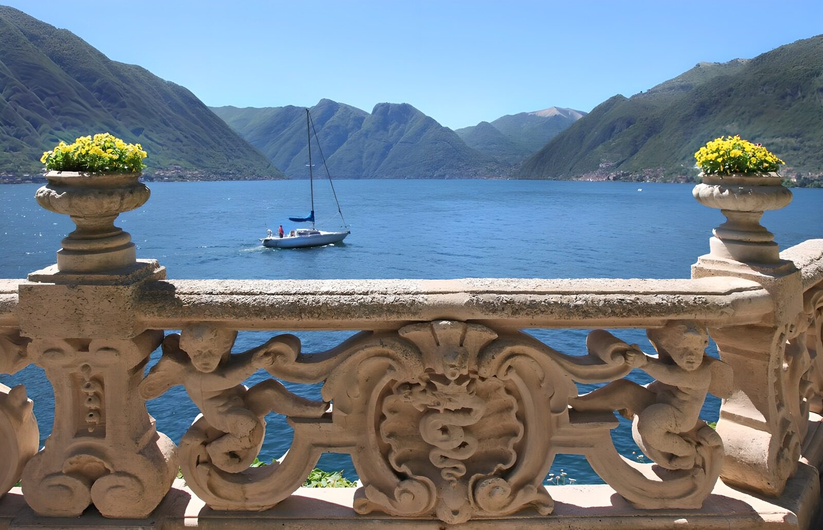 CW1203331: Prachtig uitzicht op het meer met bergen