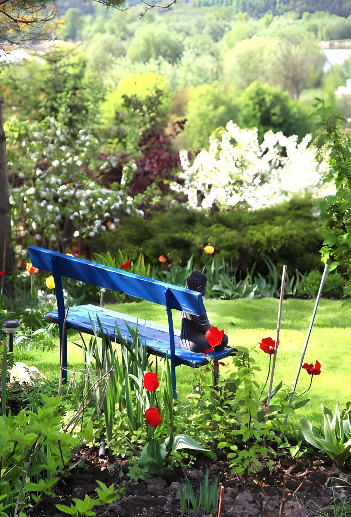 Rustige tuinbank in bloeiende tuin