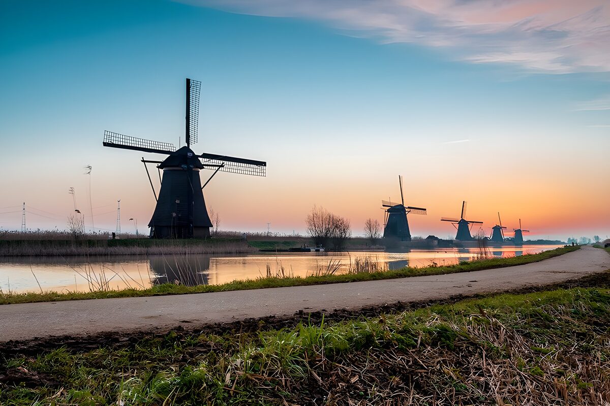 CW7596620: Molens bij zonsondergang