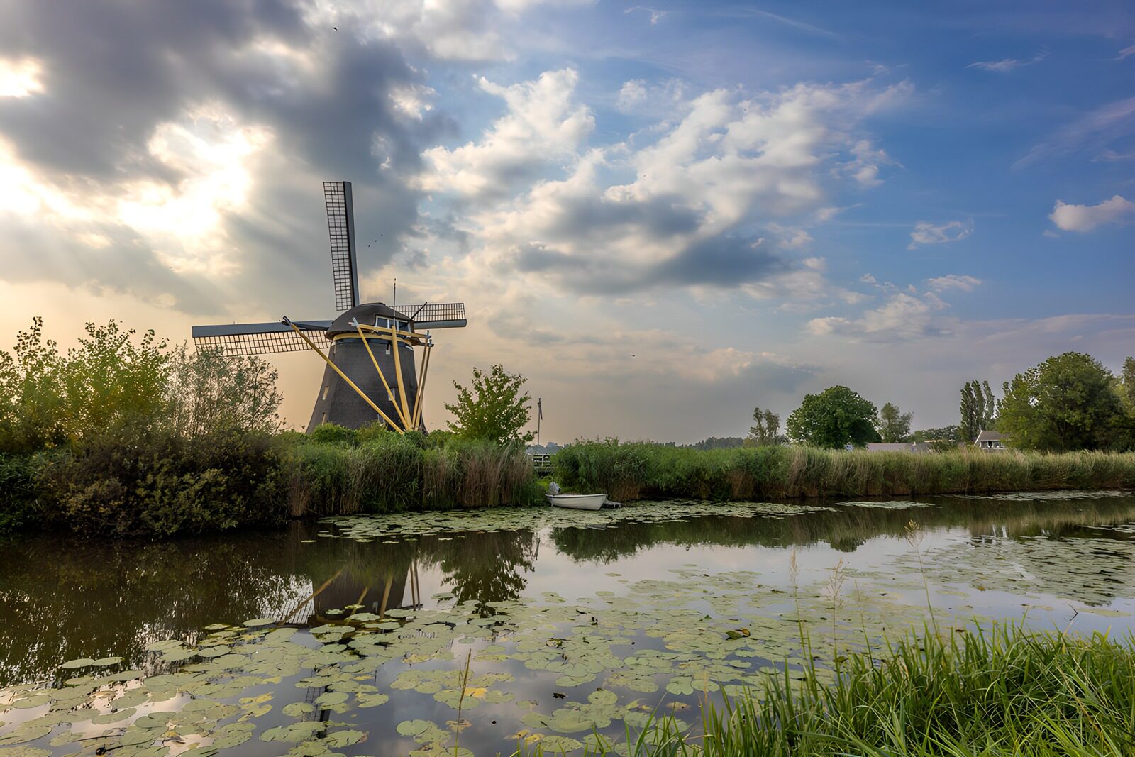 CW1360328: Molen bij een rustige waterpartij