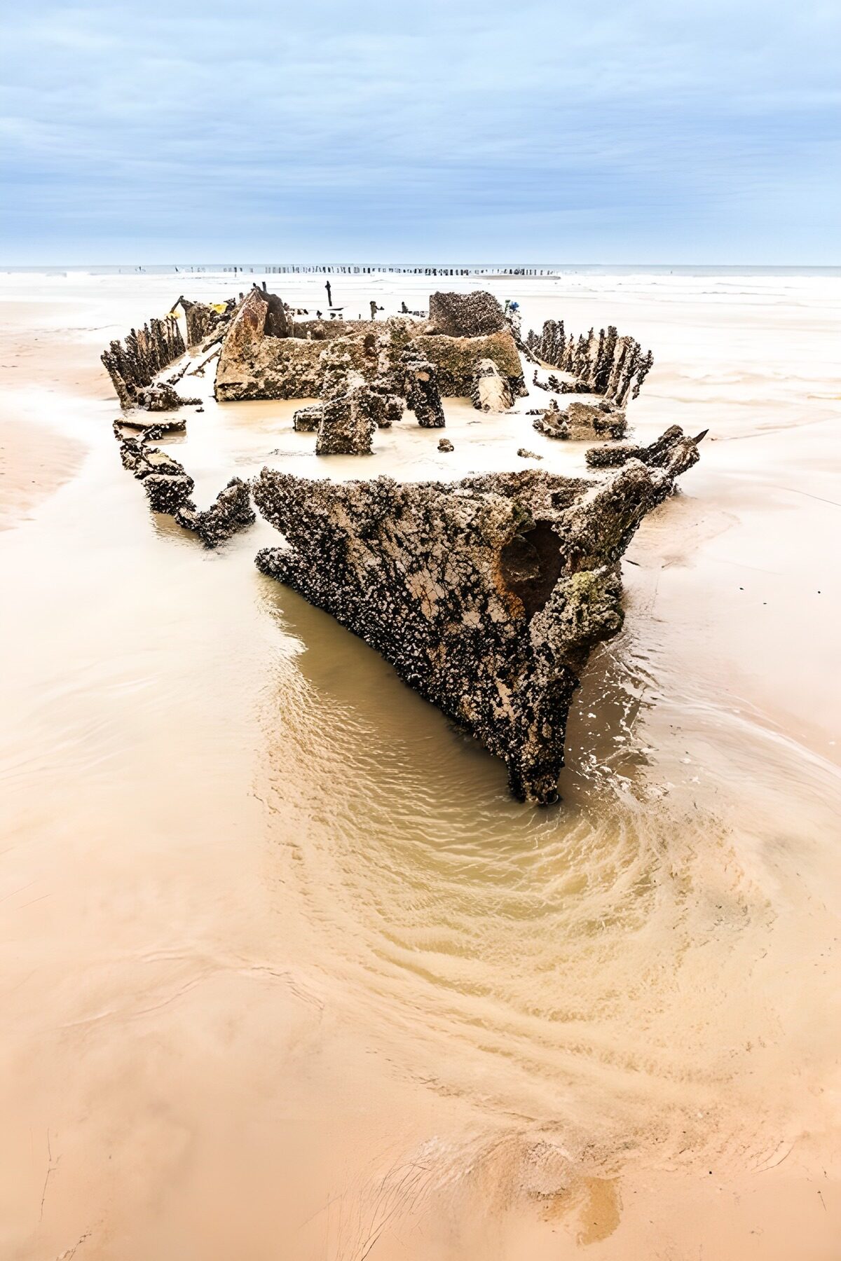 Verdekte wrakresten aan het strand