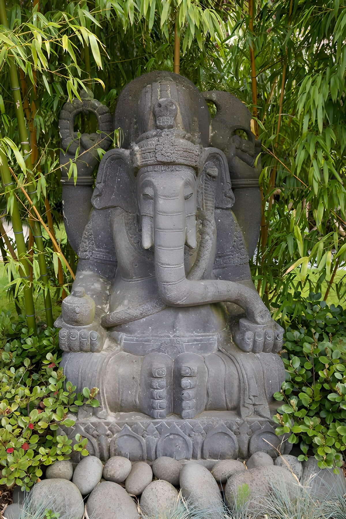 CW9942465: beeld van Ganesha in een tuin