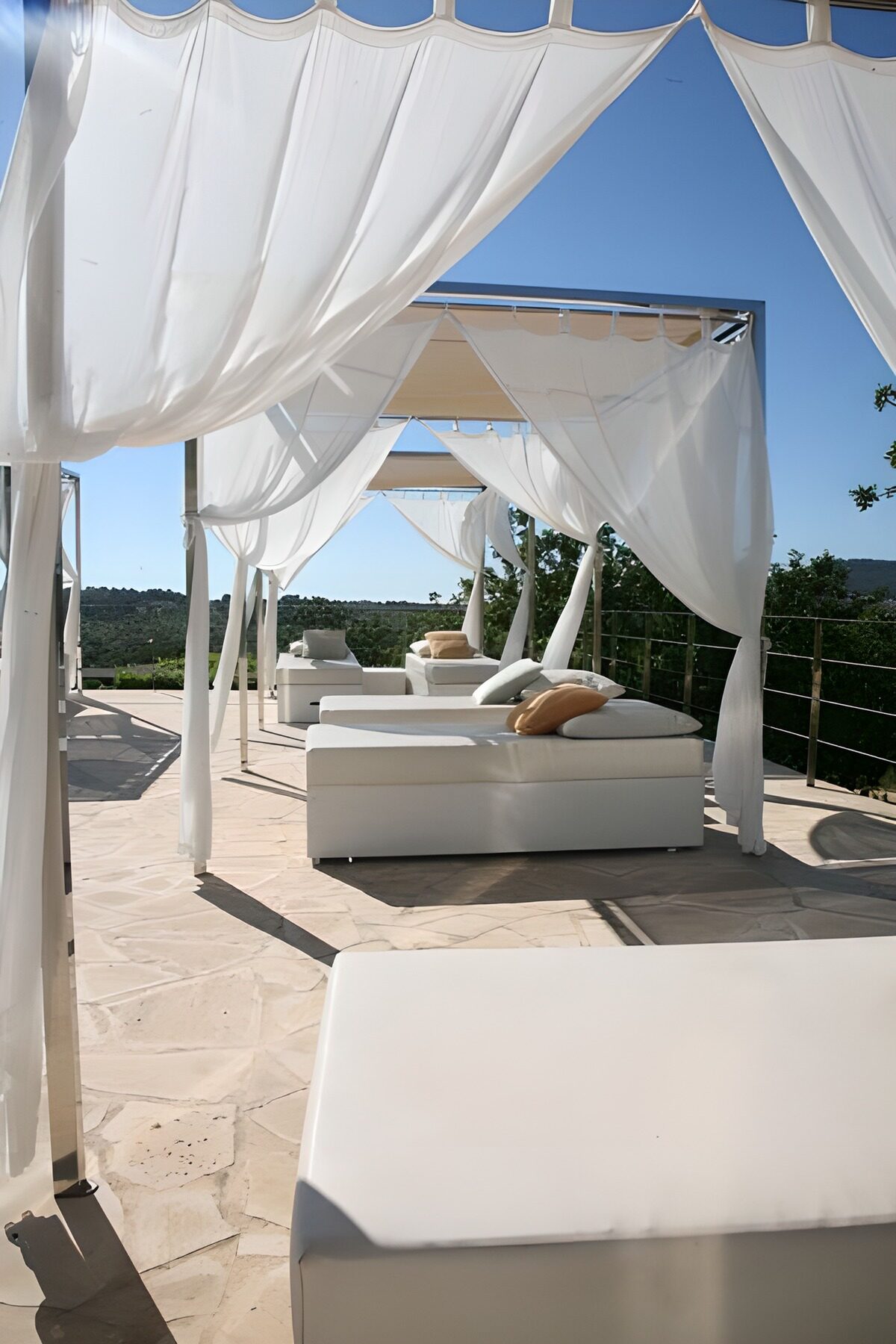CW8072559: Luxe lounge met uitzicht op de natuur