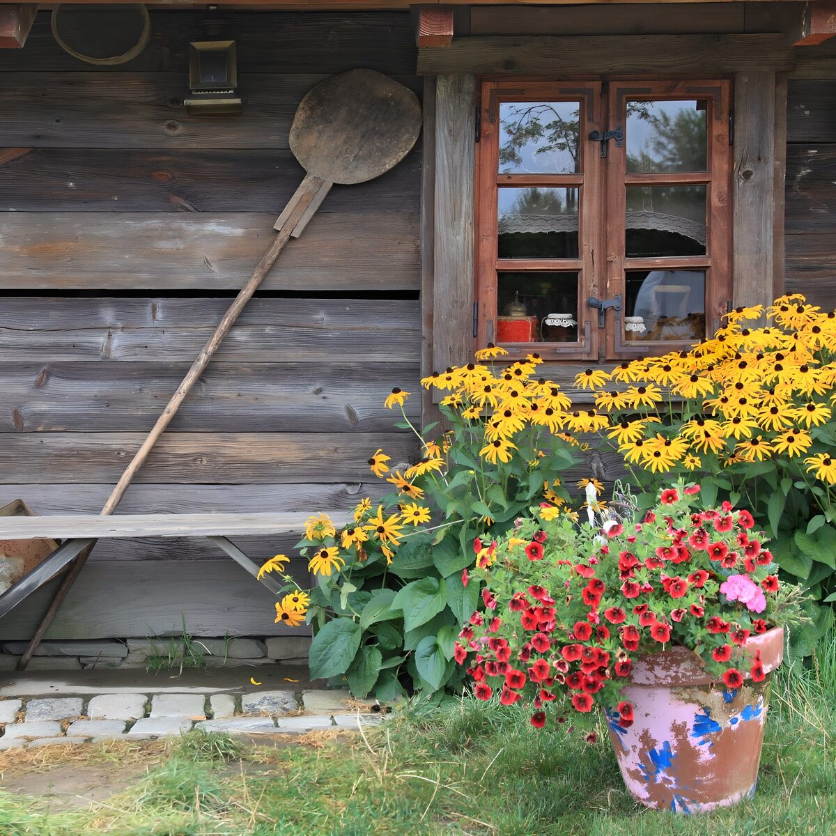 Sfeervolle schuur met bloemen