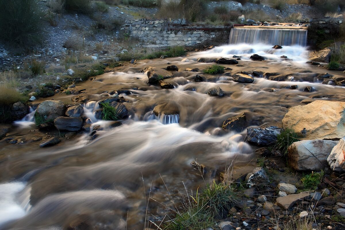 Rustgevende stroom en waterval