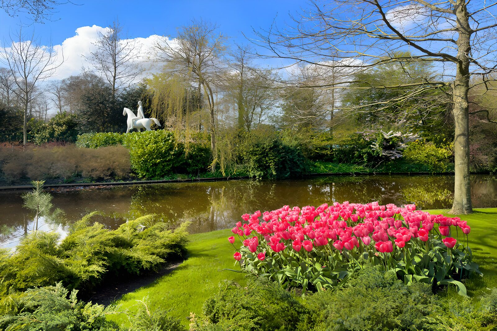 CW5090650: Prachtige tuin met witte paardenbeeld