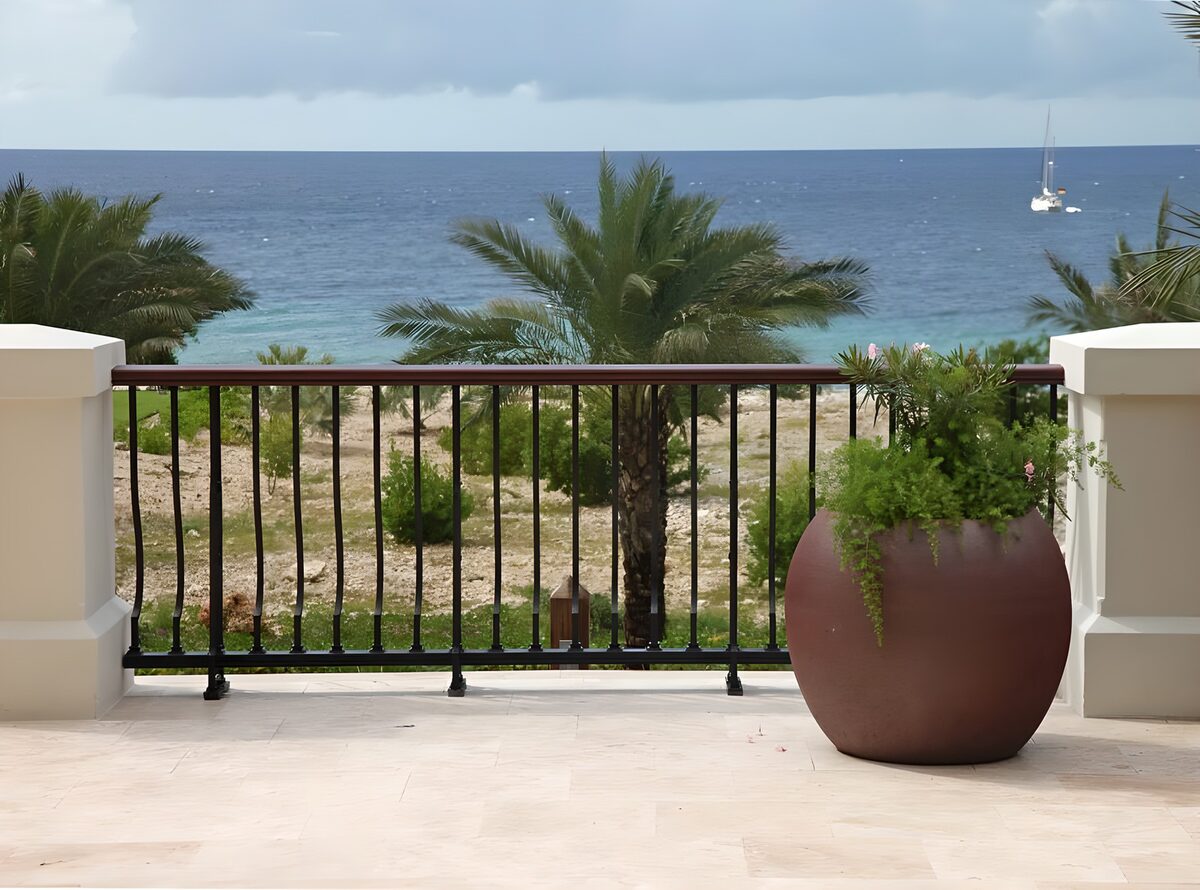 Ontspannend uitzicht op zee met plantenpot