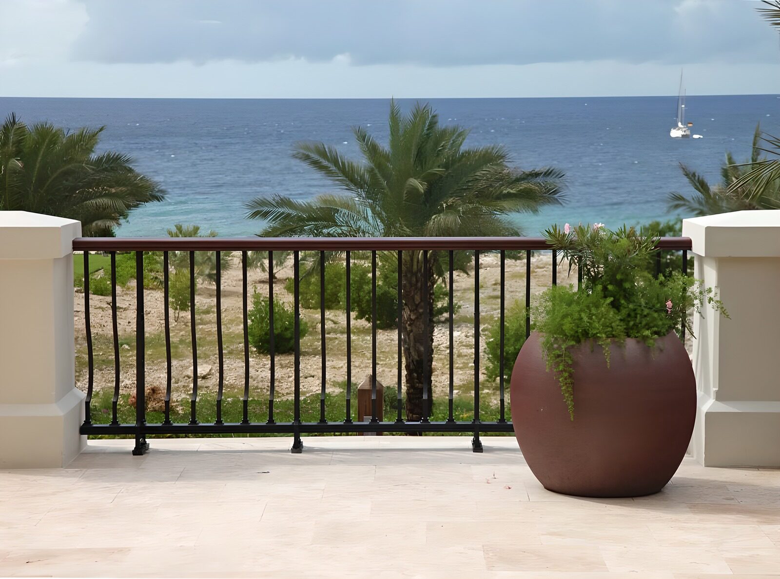 CW5843353: Ontspannend uitzicht op zee met plantenpot