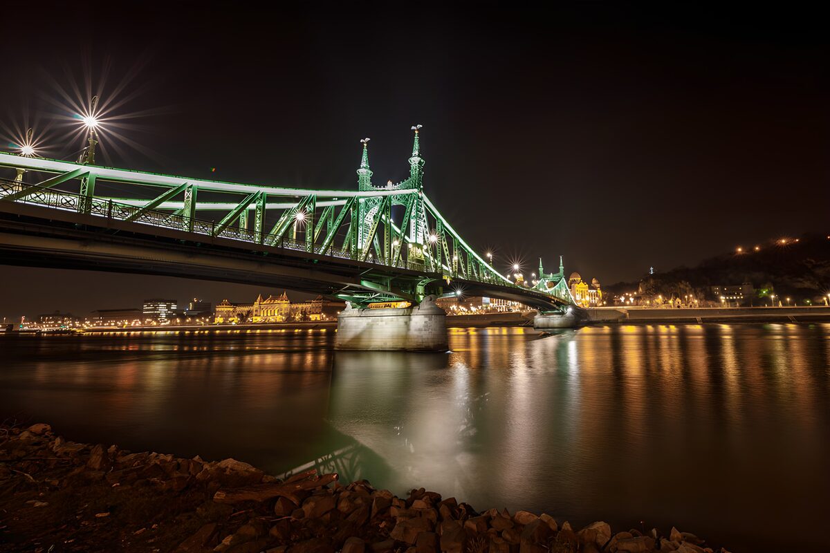 CW9683021: Groene Vrijheidsbrug bij Nacht