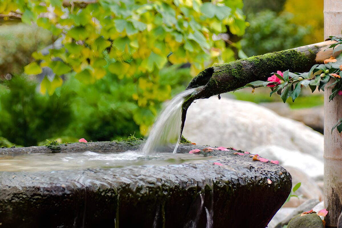 Vredig stromend water in een tuin