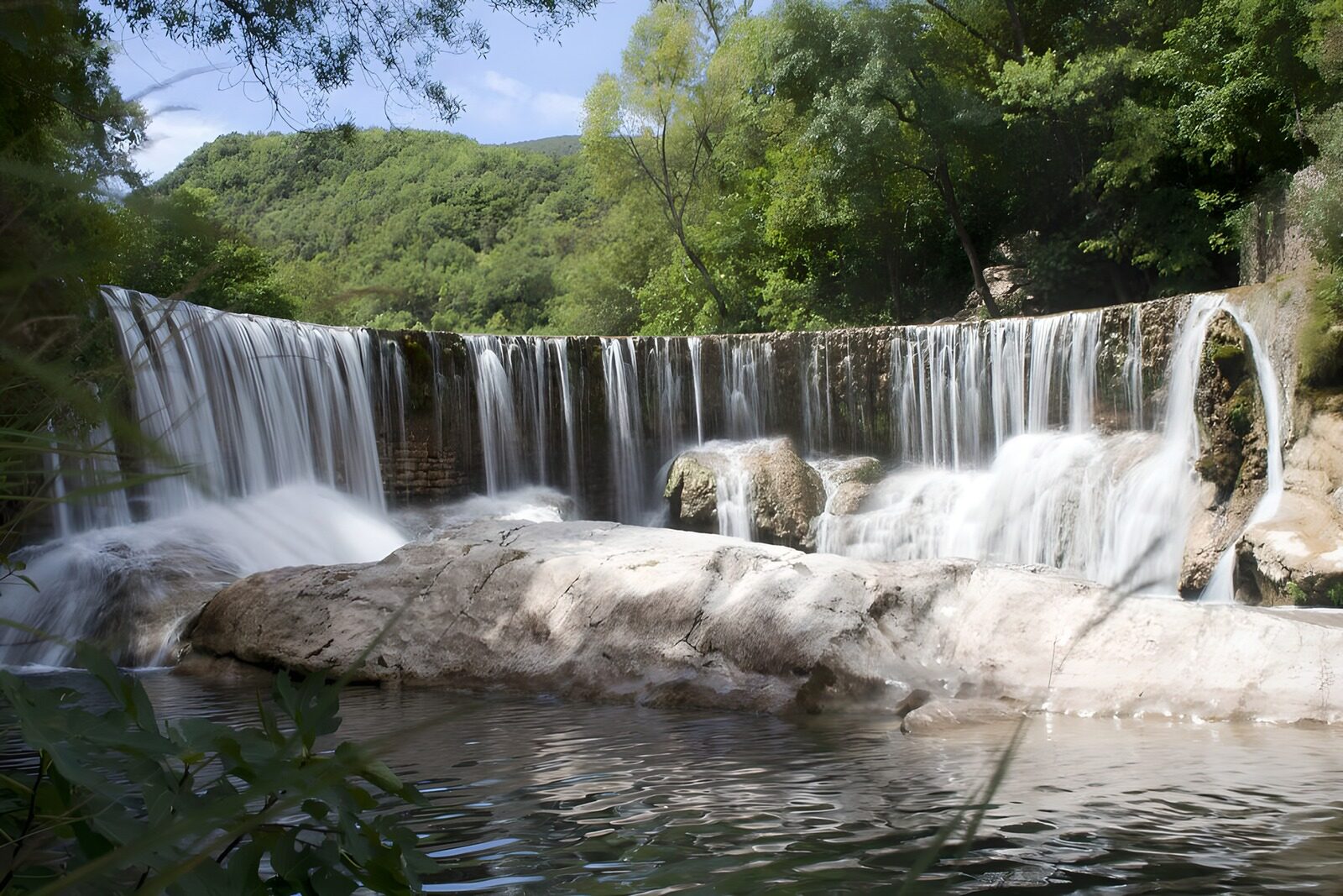 CW9815937: Prachtige waterval in de natuur