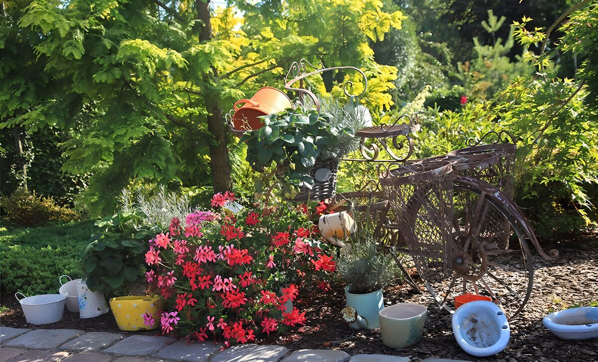CW4776025: Charmante tuin met fietsdecoratie
