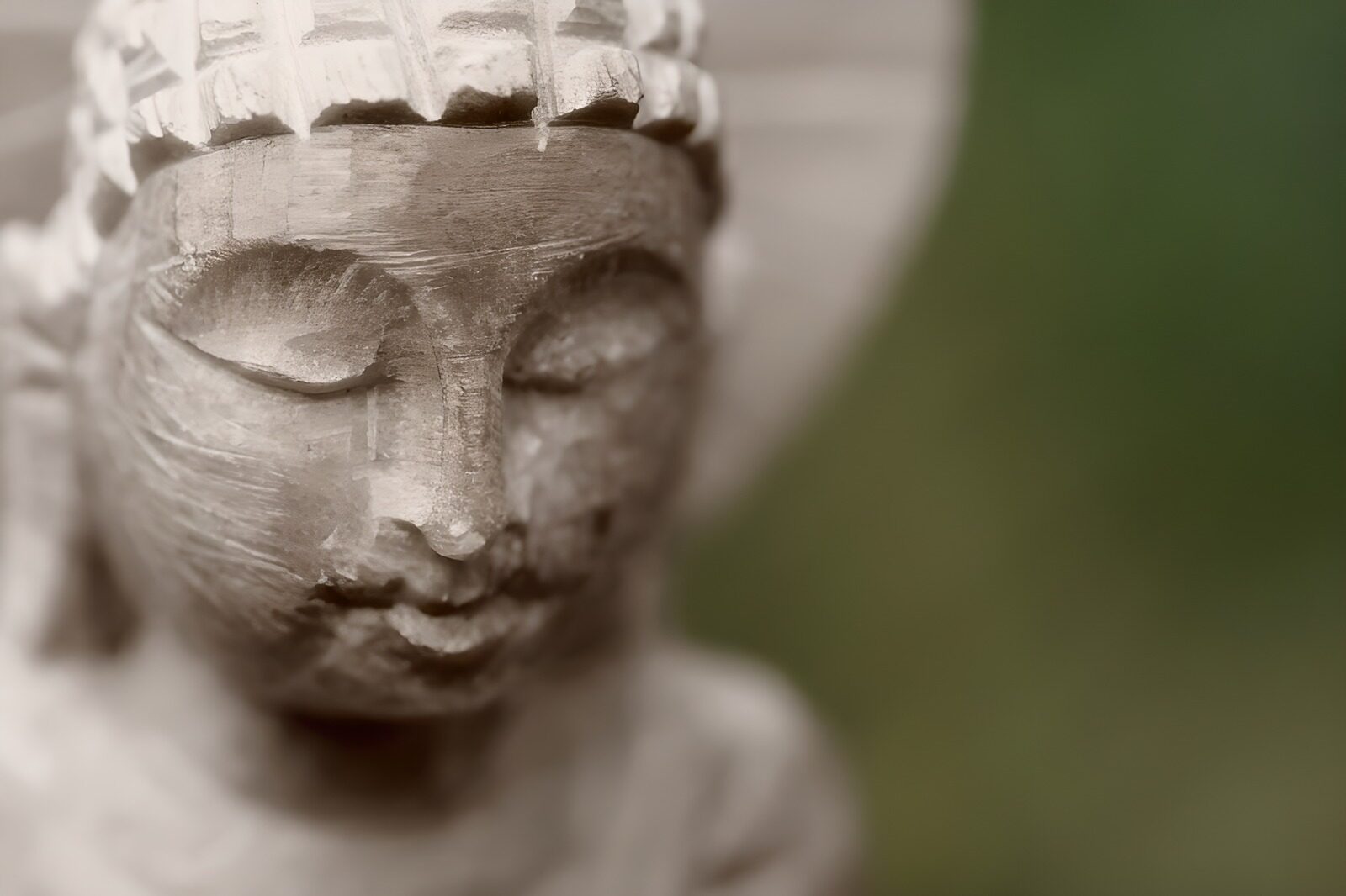 CW2126936: Houten beeld van een serene figuur