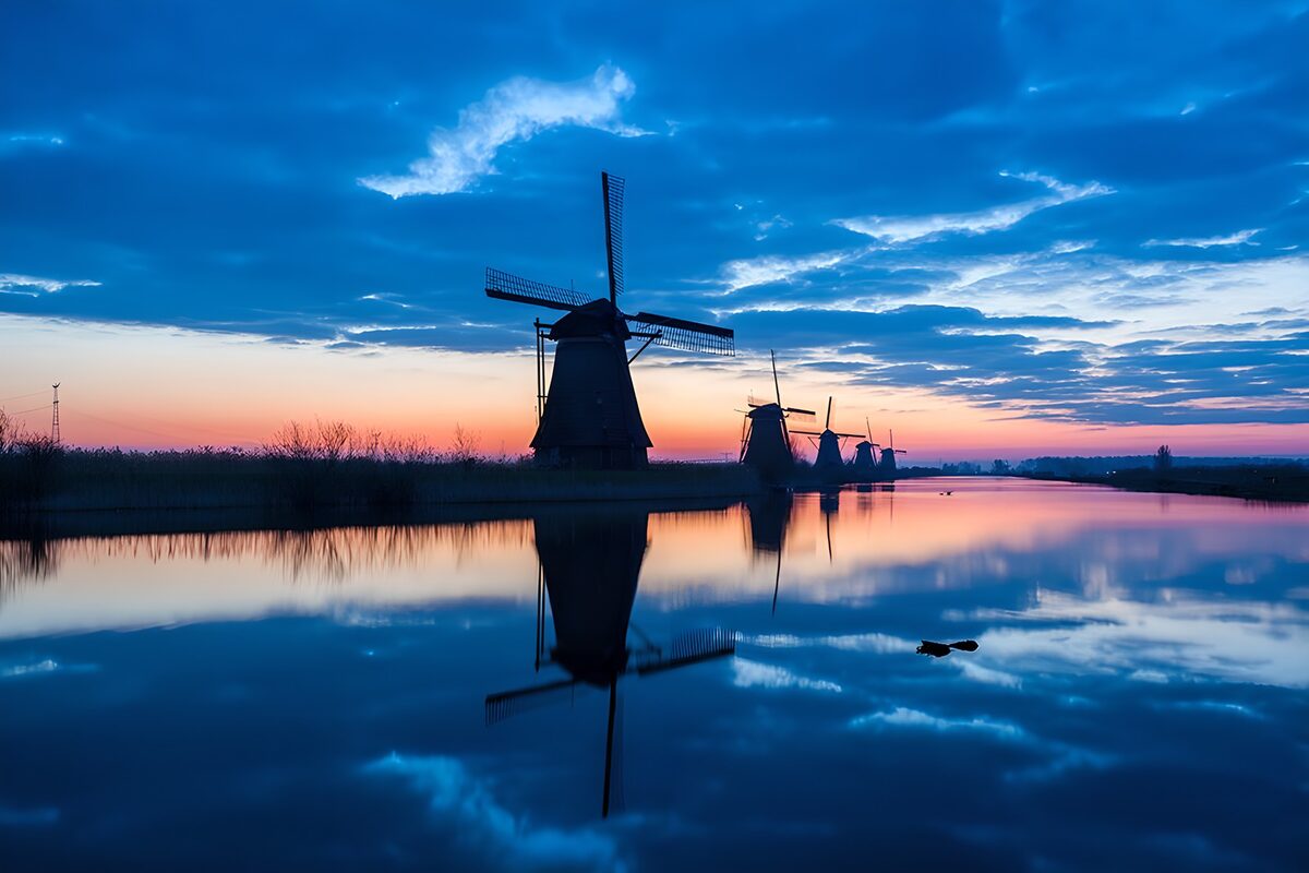 CW3203632: Molenlandschap bij Zonsopgang