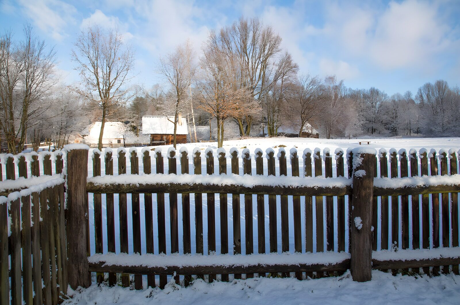 CW5419115: Sneeuwbedekte tuin met houten hek