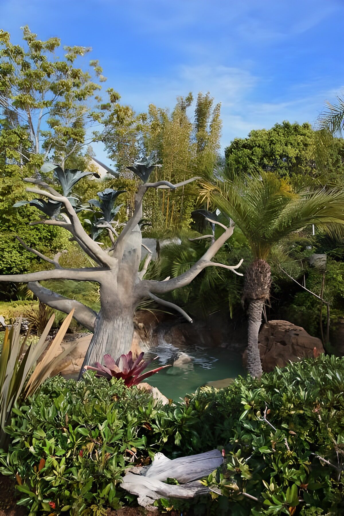 kleurrijke tuin met kunstboom