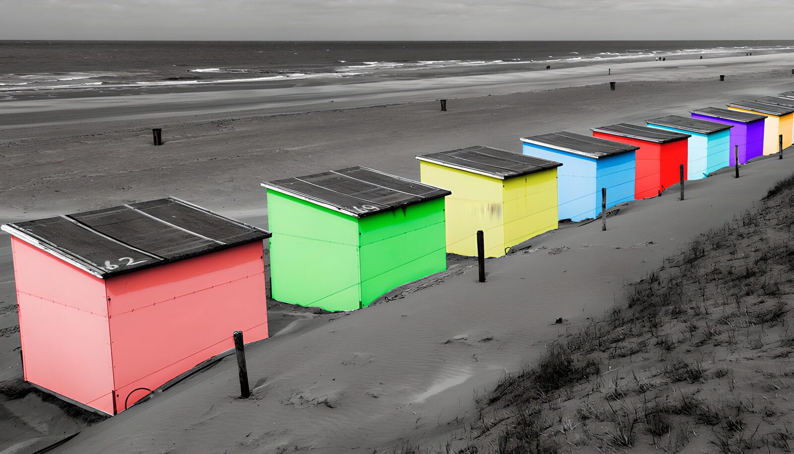 CW3587131: Kleurrijke strandhuisjes aan de kust