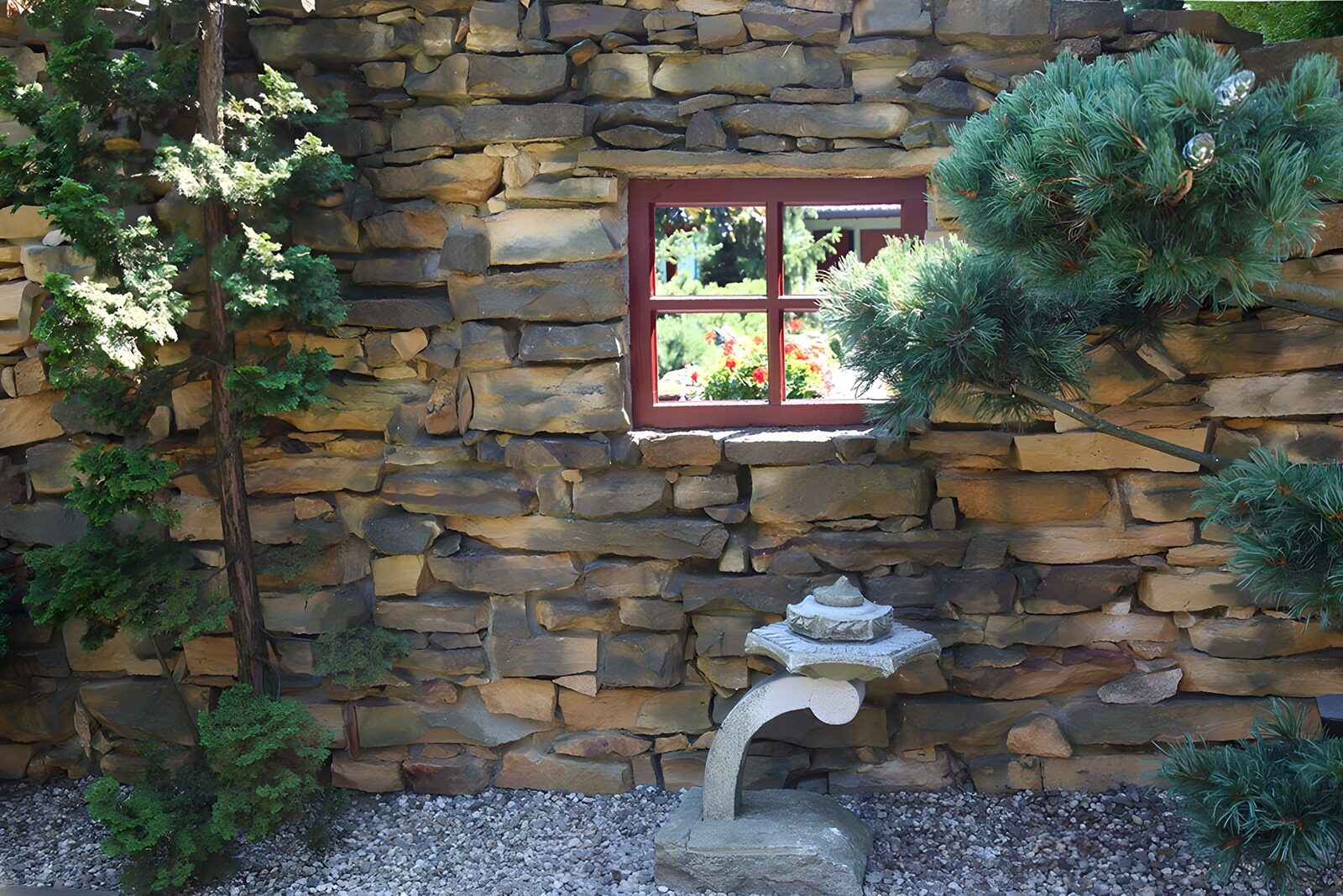 CW3255405: Rustieke muur met ramen en planten