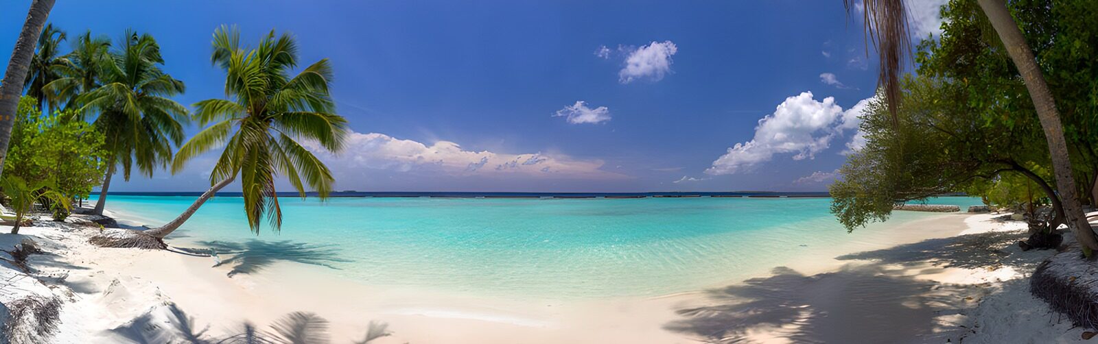 CW4369963: Tropisch strand met azuurblauw water