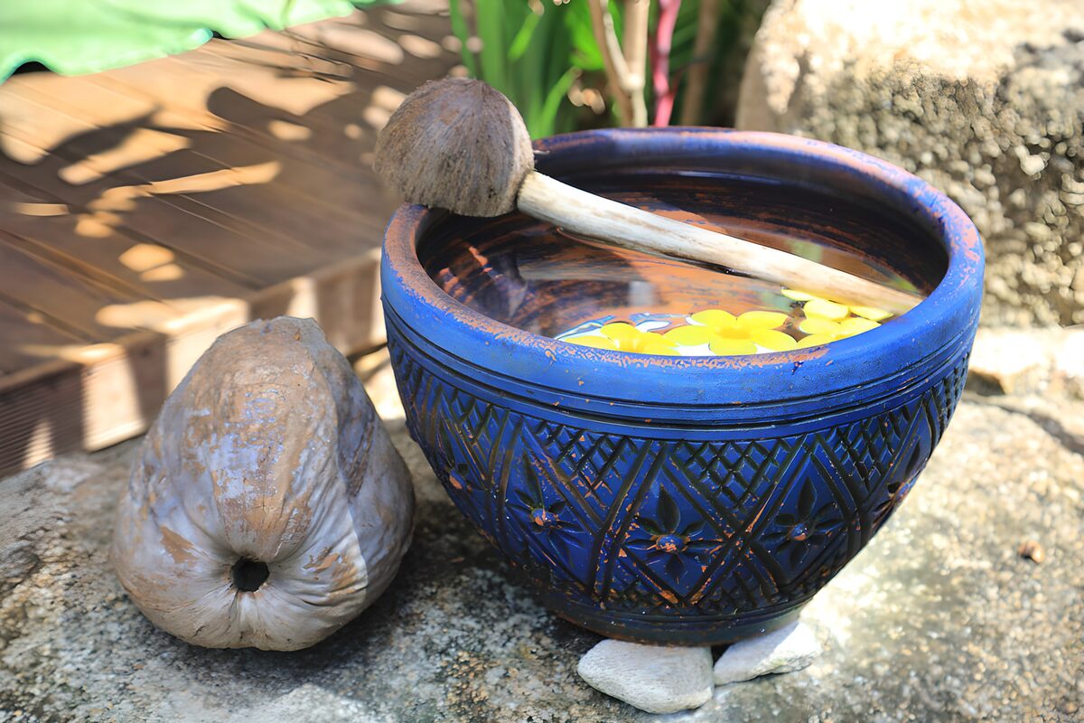 Aardse decoratie met water en bloemen