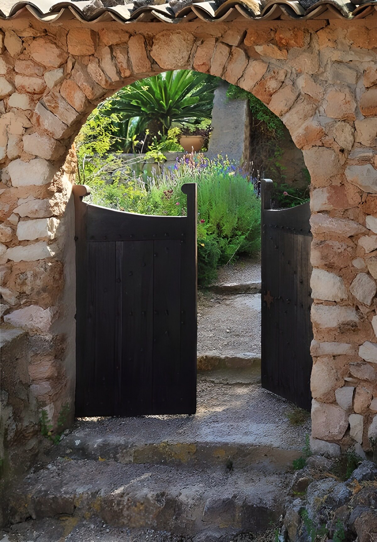 Poort naar een kleurrijke tuin
