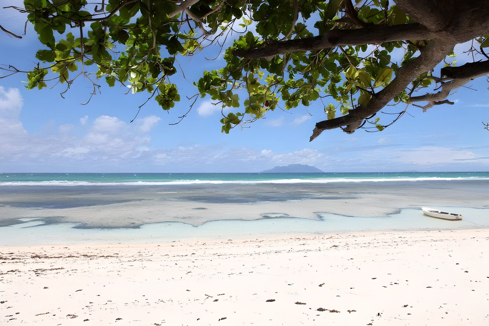CW5685421: Rustig strand met azuurblauw water