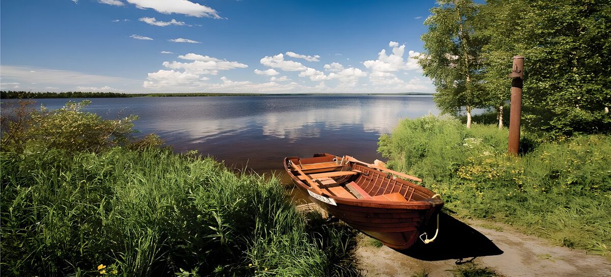 Rustige oever met een houten boot