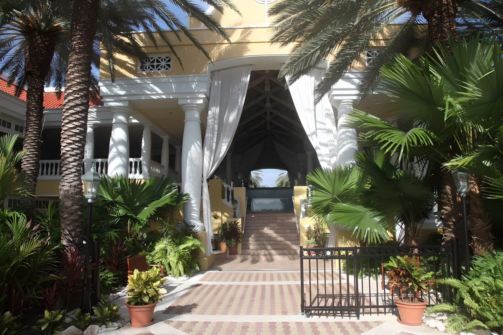 CW1527155: Tropische Entree van een Luxe Resort