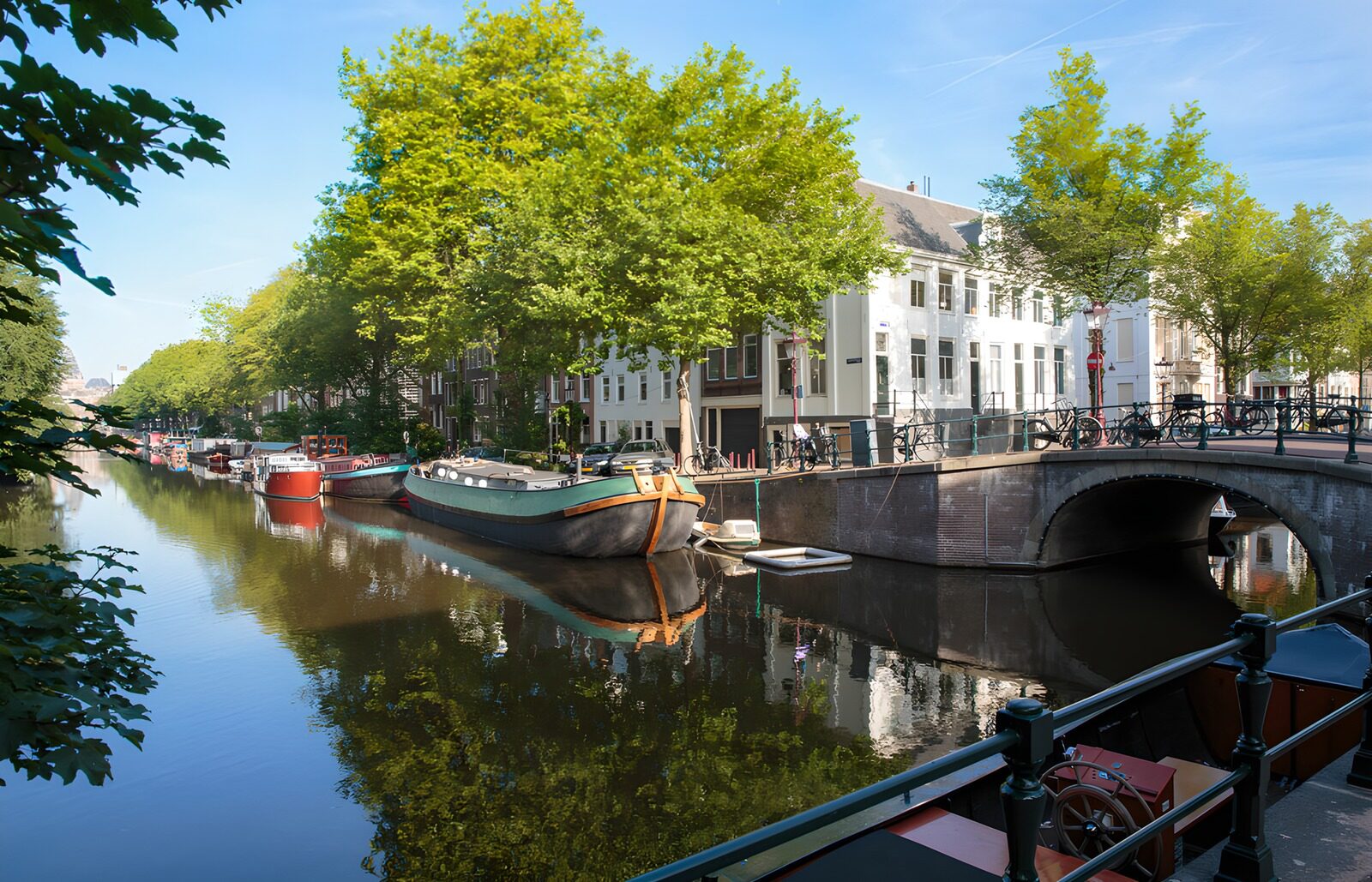 CW1464381: Rustig kanaal in de stad