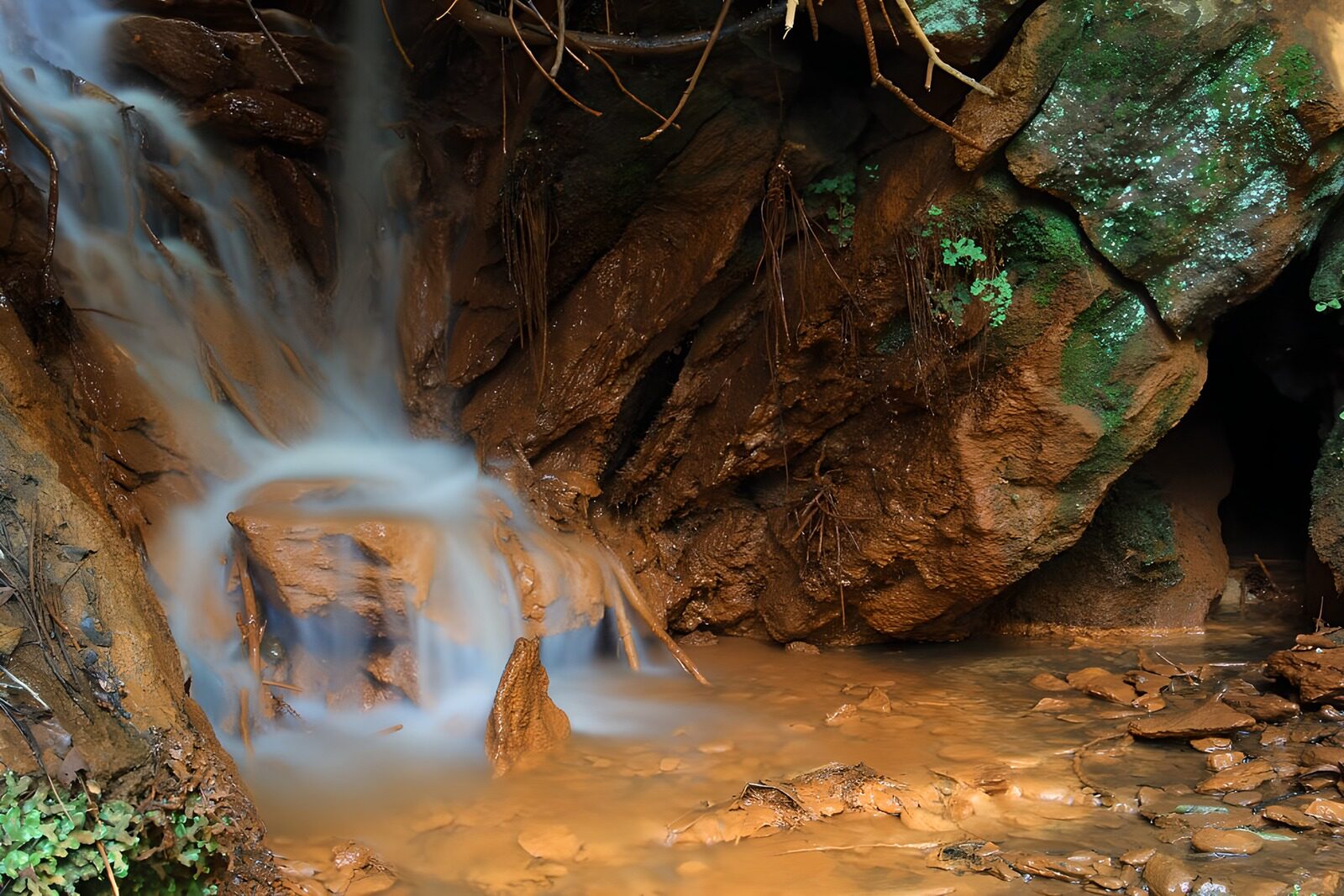 CW3932192: Waterval bij een grottengang