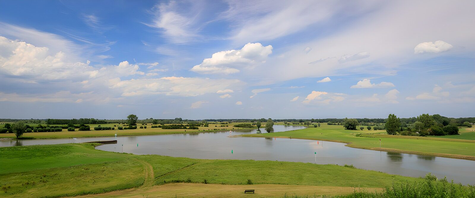 CW2140128: Rustige Rivierlandschap onder de Lucht