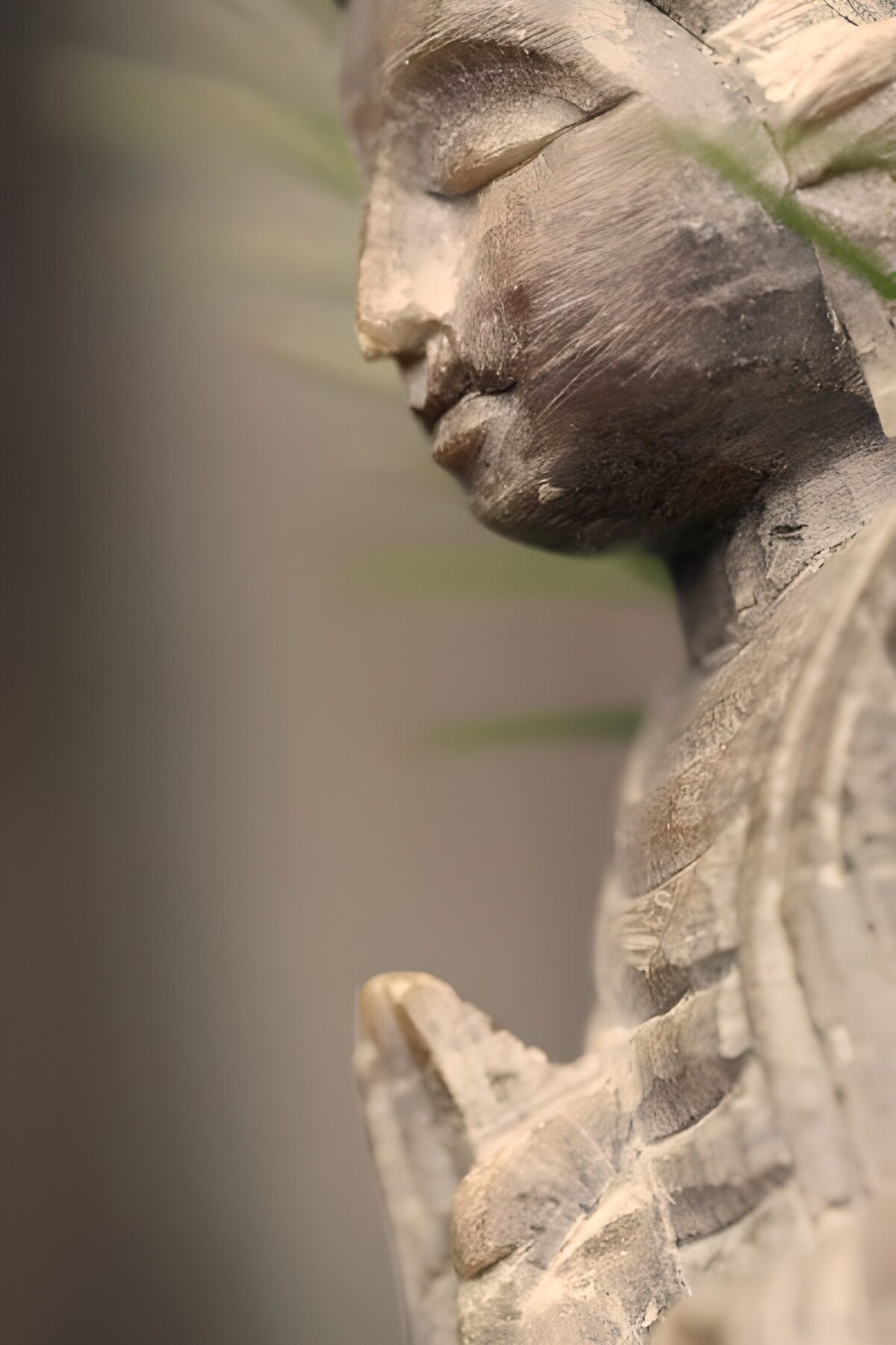 Houten beeld van stilte en contemplatie