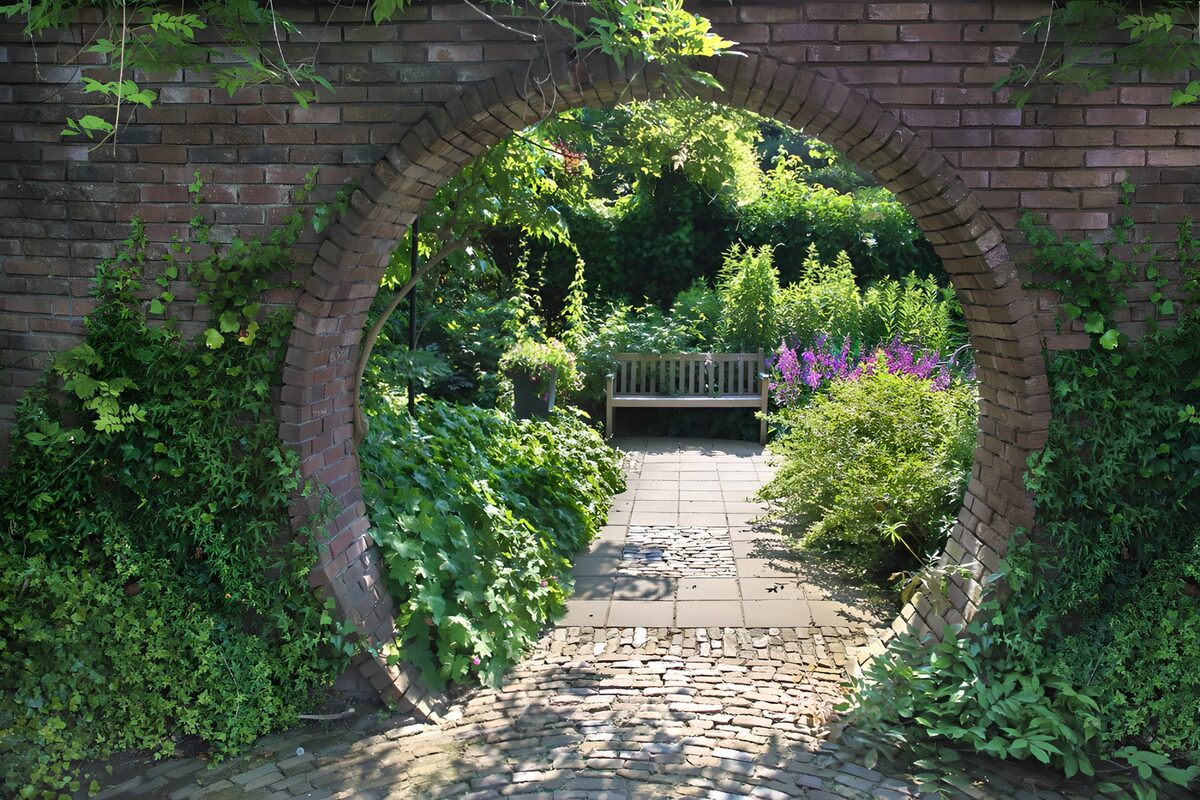 Betoverende tuin met stenen poort
