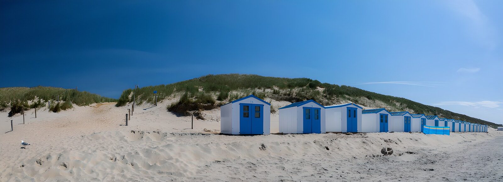 CW5192348: Strandhuisjes aan de kustlijn