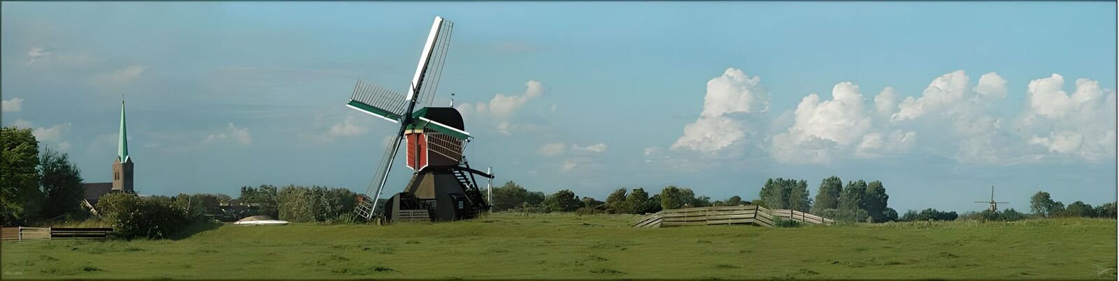 CW4535416: Traditionele Nederlandse molen in het landschap