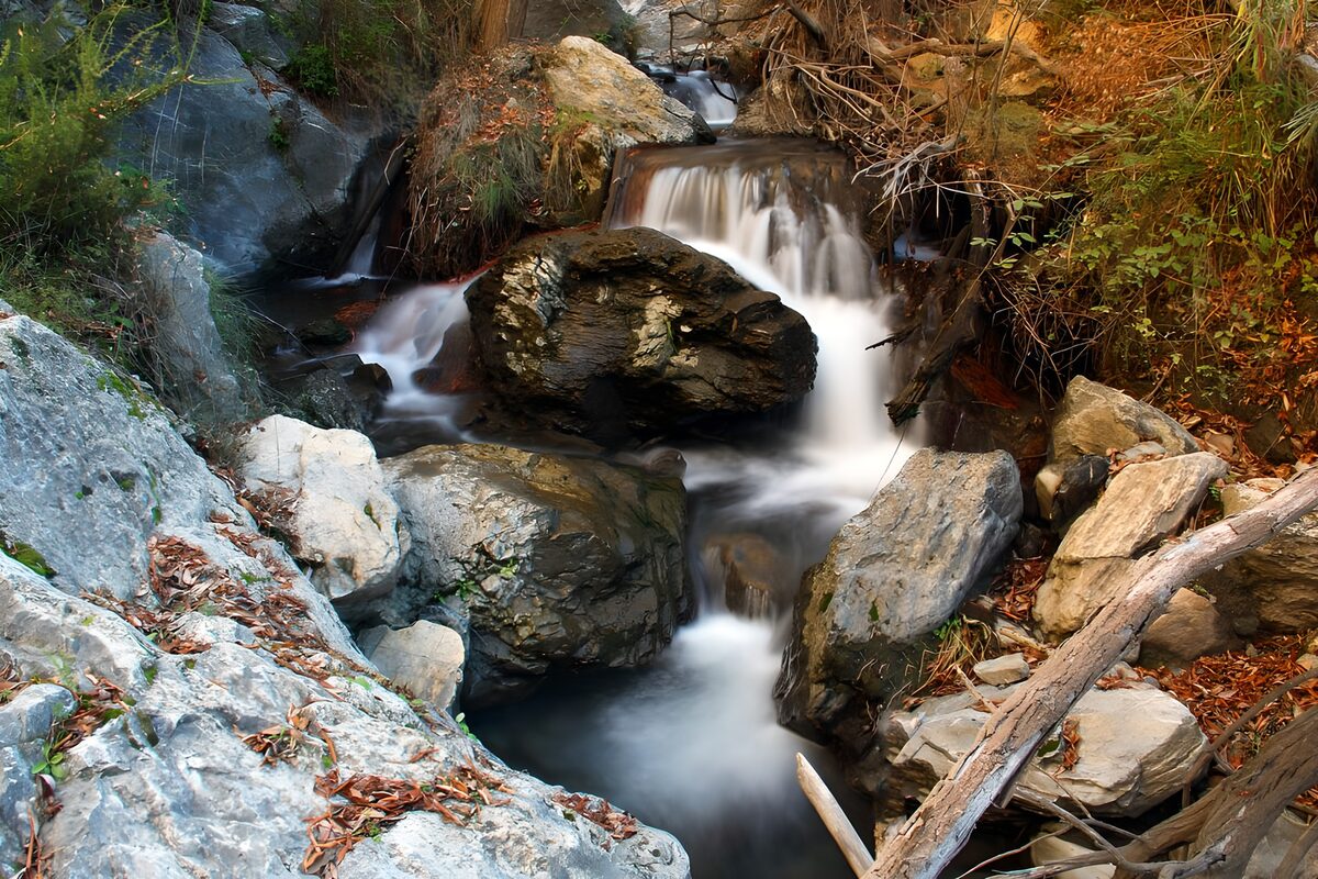 CW7025897: Rustige bergbeek met waterval