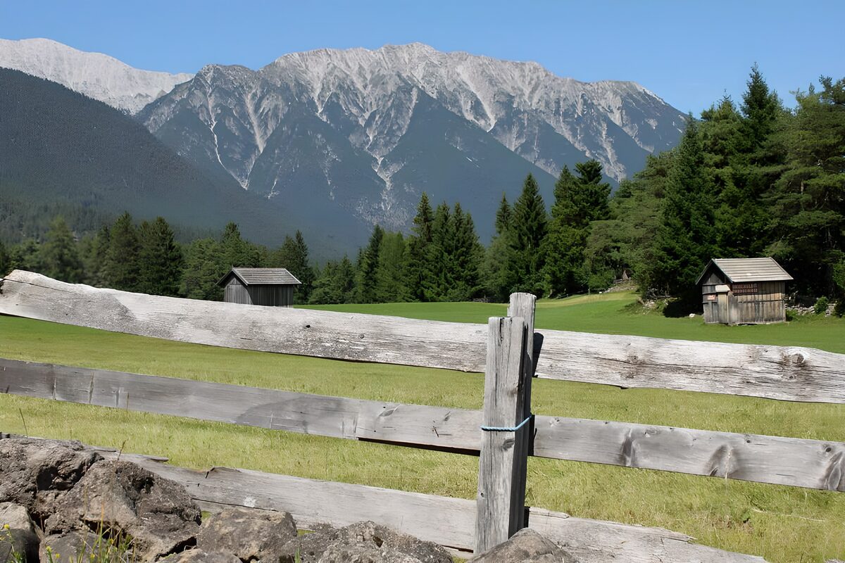 Prachtig berglandschap met schuren
