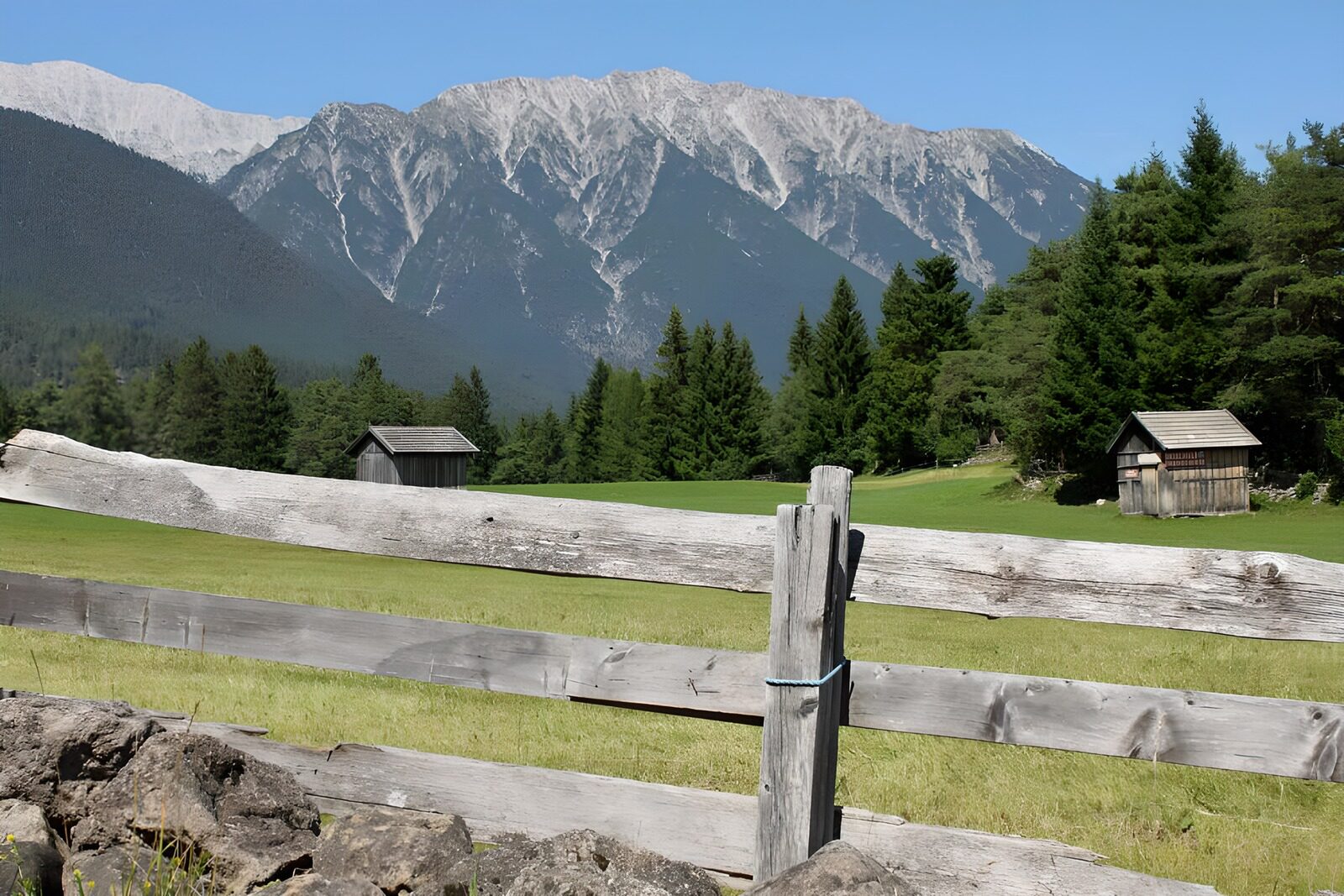 CW1386117: Prachtig berglandschap met schuren