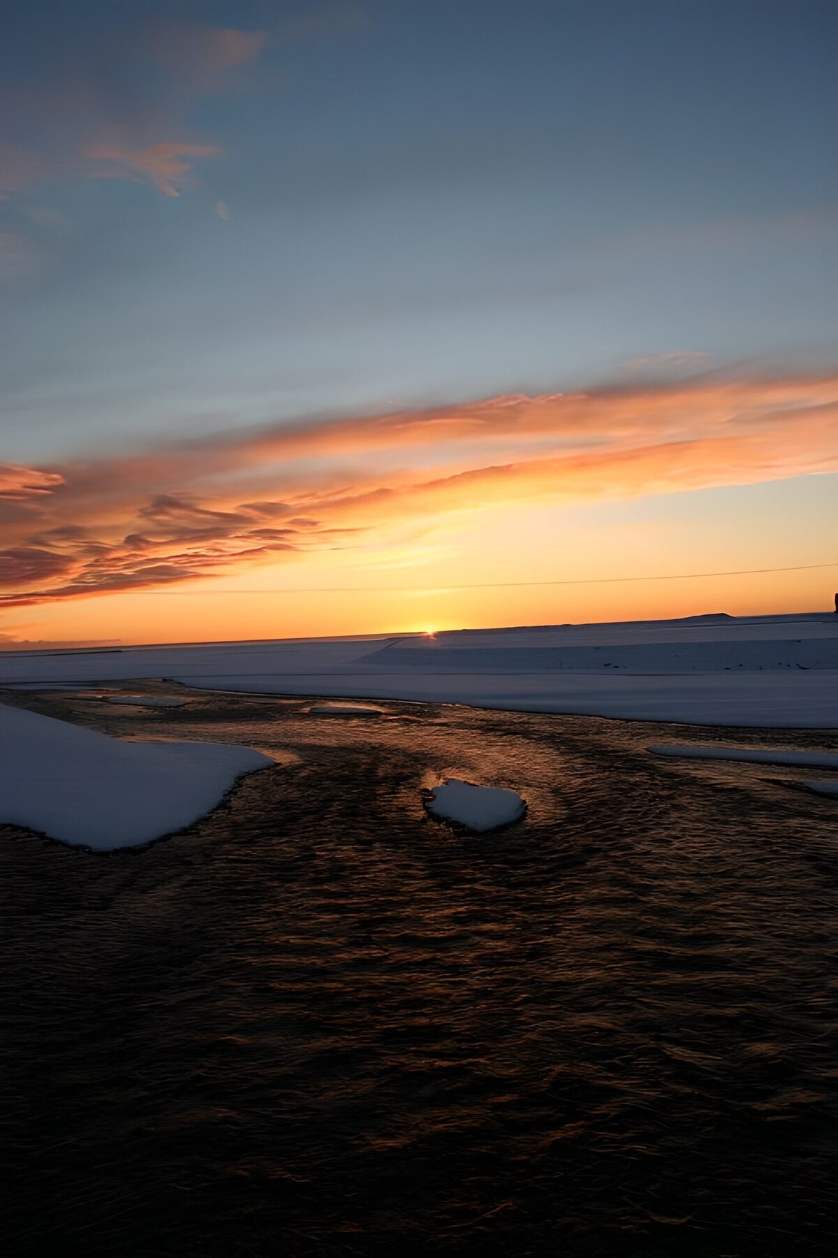 Prachtige zonsondergang boven sneeuwlandschap