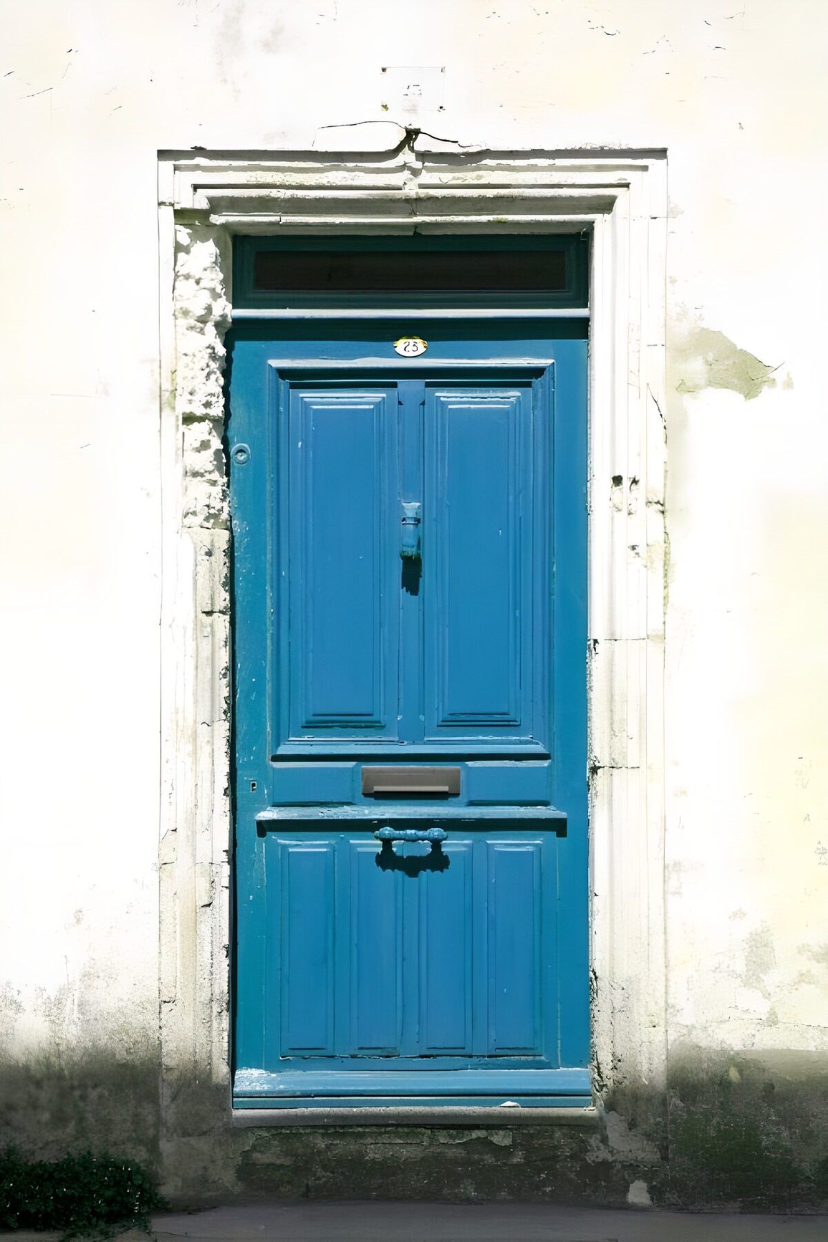Stijlvolle blauwe deur op een witte muur