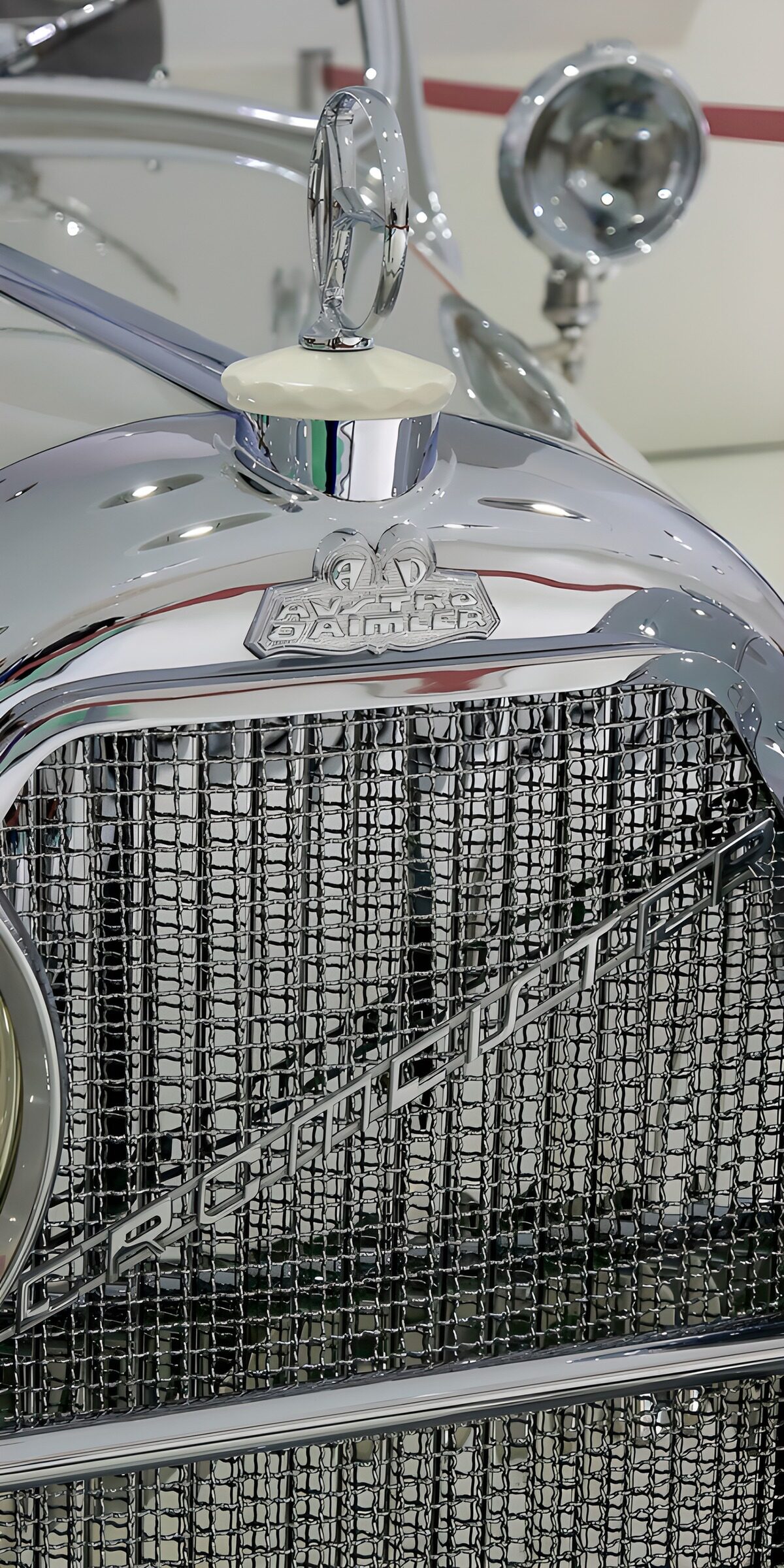 CW1388565: Glanzende motorkap van een klassieke auto