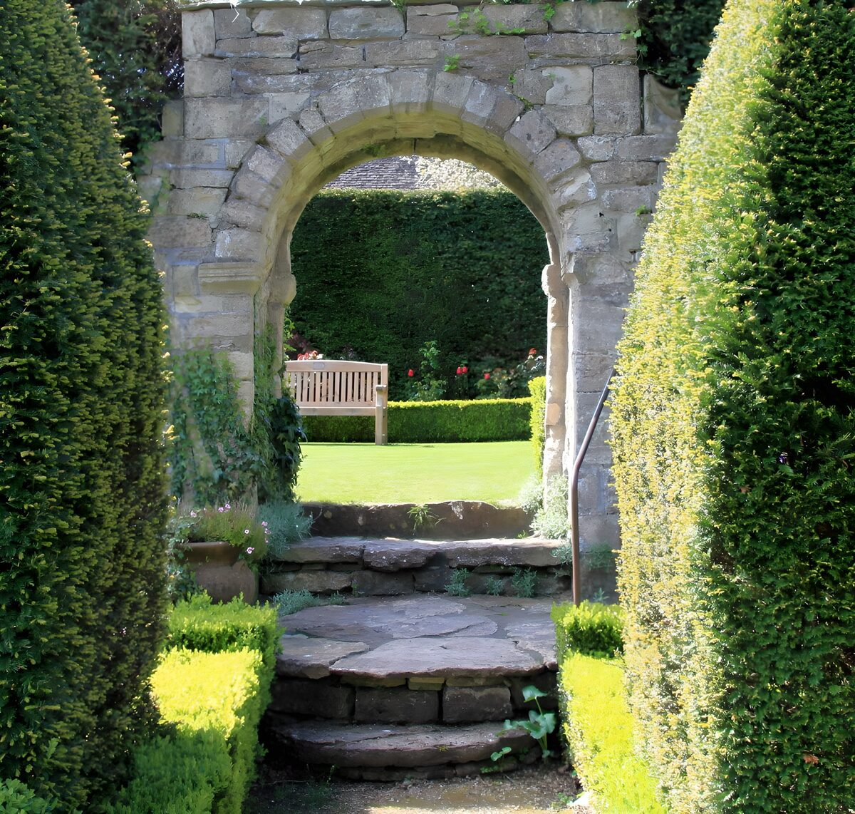 CW5166287: Door arch naar een serene tuin