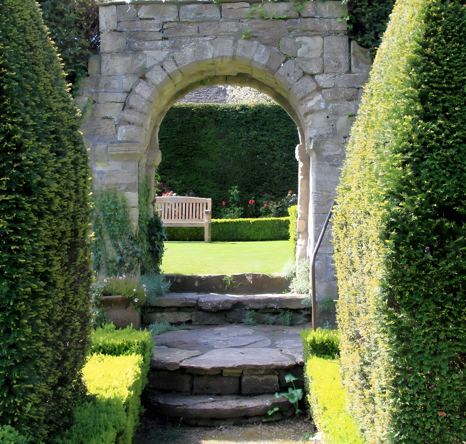 CW5166287: Door arch naar een serene tuin
